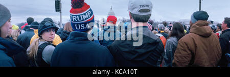 20 gennaio 2017. Un’ampia folla di sostenitori di Donald Trump che reagiscono al discorso inaugurale al National Mall, West Side del Campidoglio degli Stati Uniti. Foto Stock