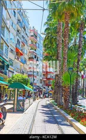 Antalya, Turchia - 13 maggio 2017: la linea del tram corre lungo il ataturk boulevard, famosa località turistica con una grande quantità di negozi popolari e intere Foto Stock