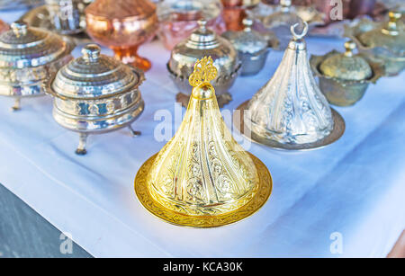 Lo stallo del mercato metallurgico in Antalya offre una vasta gamma di delizie turche serve piatti di acciaio e rame ciotole di zucchero, altri tradizionali turchi Foto Stock