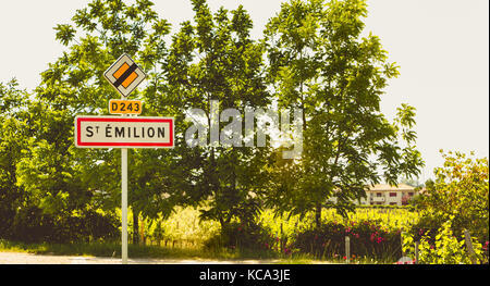 Segno che indica l'entrata nella piccola cittadina di Saint Emilion, Francia Foto Stock