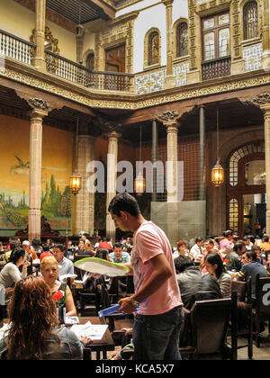 Cortile sala da pranzo della Casa de los Azulejos (casa di piastrelle) nel centro storico di Città del Messico, Messico Foto Stock