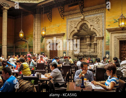 Cortile sala da pranzo della Casa de los Azulejos (casa di piastrelle) nel centro storico di Città del Messico, Messico Foto Stock