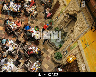 Alta colpo di tabelle nel cortile Sala da pranzo della Casa de los Azulejos (casa di piastrelle) nel centro storico di Città del Messico, Messico Foto Stock