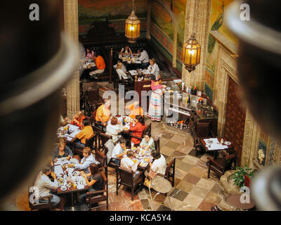 Vista da sopra del cortile Sala da pranzo della Casa de los Azulejos (casa di piastrelle) nel centro storico di Città del Messico, Messico Foto Stock