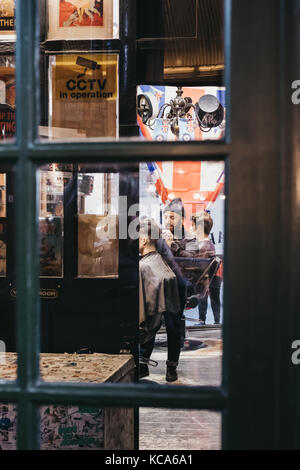 Uomo di ottenere un taglio di capelli all'interno Hobbs Barbieri, Barber shop situato all'interno di Borough Market, uno dei più grandi e più antiche i mercati alimentari a Londra. Foto Stock