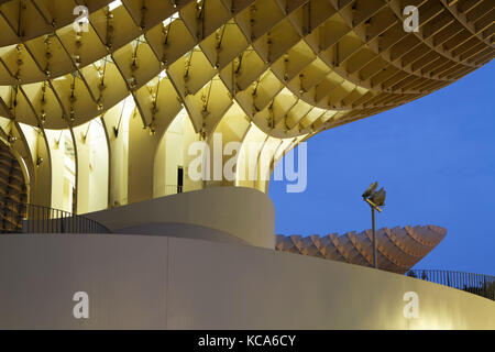 SIVIGLIA, SPAGNA, 24 ottobre 2015 : Metropol Parasol è una struttura in legno progettata dall'architetto tedesco Mayer-Hermann e completata nell'aprile 2011. Foto Stock