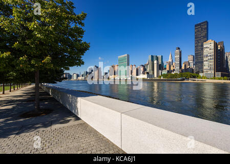 Estate vista di Manhattan Midtown East di Roosevelt Island (Franklin D. Rosevelt quattro libertà parco). La città di New York Foto Stock