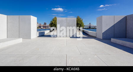 Franklin D. Rosevelt quattro libertà Park con il monumento di pietra e l'iscrizione. Roosevelt Island, New York City Foto Stock