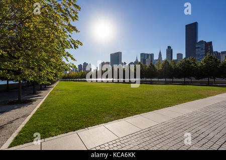 Vista estiva di Franklin D. Rosevelt quattro libertà Parco prato con Manhattan Midtown East. Roosevelt Island, New York City Foto Stock