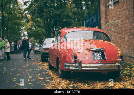 1964 contrassegno rosso 2 Jaguar a Bicester Heritage Centre. Oxfordshire, Inghilterra. Vintage filtro applicato Foto Stock