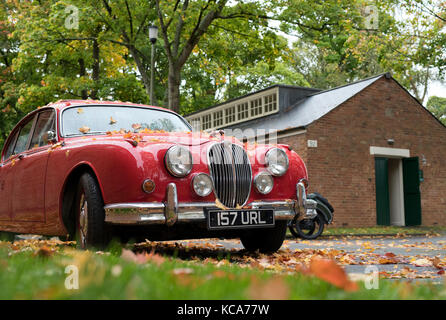 1964 contrassegno rosso 2 Jaguar a Bicester Heritage Centre. Oxfordshire, Inghilterra Foto Stock