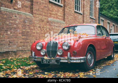 1964 contrassegno rosso 2 Jaguar a Bicester Heritage Centre. Oxfordshire, Inghilterra. Vintage filtro applicato Foto Stock