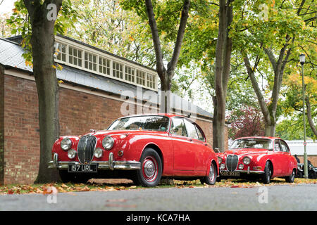 1964 contrassegno rosso 2 Jaguar a Bicester Heritage Centre. Oxfordshire, Inghilterra Foto Stock