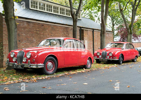 1964 contrassegno rosso 2 Jaguar a Bicester Heritage Centre. Oxfordshire, Inghilterra Foto Stock