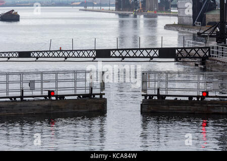 Sault Ste Marie, michigan - i cancelli della macarthur serratura aperta per un recipiente upbound al soo serrature, che consentono la spedizione tra il lago superiore a Foto Stock