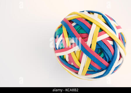 La banda di gomma una sfera realizzata da molte colorate bande elastiche isolato su uno sfondo bianco Foto Stock