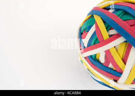 La banda di gomma una sfera realizzata da molte colorate bande elastiche isolato su uno sfondo bianco Foto Stock