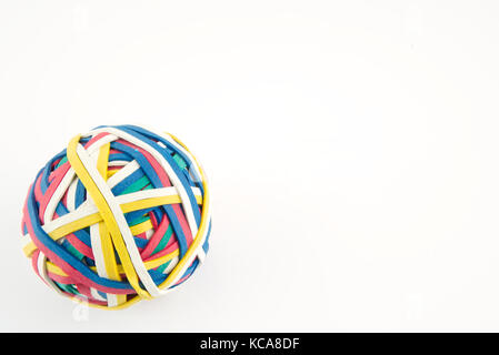 La banda di gomma una sfera realizzata da molte colorate bande elastiche isolato su uno sfondo bianco Foto Stock
