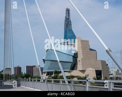 Museo canadese per il Palazzo dei Diritti dell'uomo dall'Esplanade Riel ponte pedonale attraverso il Red River, le forcelle National Historic Site, Winnipeg, Foto Stock