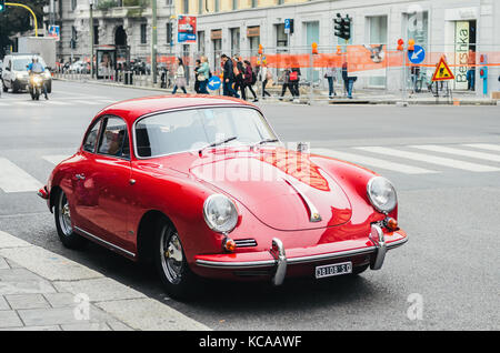Red Porsche 356 C modello parcheggiato su una strada a Milano, lombardia, italia. Essa è stata Porsche prima produzione automobile in 1965. Foto Stock