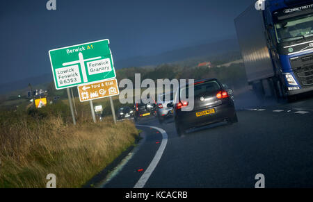 Autostrada A1 BERWICK, England, Regno Unito - Novembre 05, 2016: le automobili e i veicoli di trasporto che viaggiano lungo la A1 nei pressi di Berwick in Inghilterra vicino a Scottish borde Foto Stock