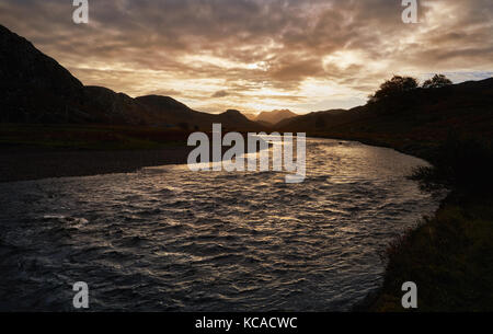 Fiume Gruinard vicino alla cima di un Teallach nelle Highlands scozzesi, Scotland, Regno Unito. Foto Stock