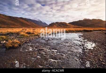 Fiume Gruinard vicino alla cima di un Teallach nelle Highlands scozzesi, Scotland, Regno Unito. Foto Stock