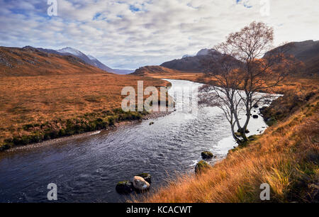 Fiume Gruinard vicino alla cima di un Teallach nelle Highlands scozzesi, Scotland, Regno Unito. Foto Stock