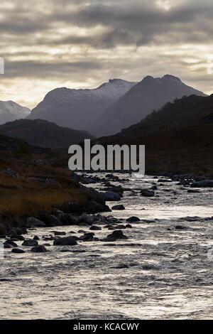 Fiume Gruinard vicino alla cima di un Teallach nelle Highlands scozzesi, Scotland, Regno Unito. Foto Stock