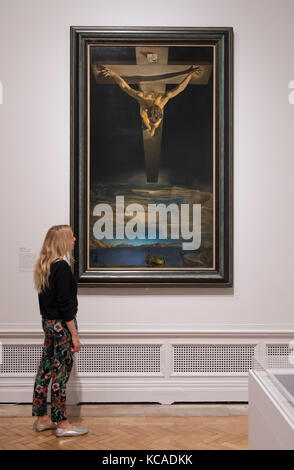 Royal Academy of Arts, Londra, Regno Unito. 3 ottobre 2017. Due opere iconiche del 20 ° secolo: La Fontana di Marcel Duchamp, 1917/1964 e Salvador Dalí's Lobster Telephone, 1938 presso la Royal Academy of Arts in una mostra che esplora i legami estetici e personali tra i due artisti. La mostra Dalí/Duchamp si svolge dal 7 ottobre 2017 al 3 gennaio 2018. Foto: Salvador Dalí, Cristo di San Giovanni della Croce, c.1951. Kelvingrove Art Gallery and Museum, Glasgow. Posto con un membro del personale della galleria. Credit: Malcolm Park/Alamy Live News. Foto Stock