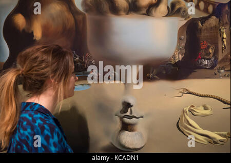Royal Academy of Arts, Londra, Regno Unito. 3 ottobre 2017. Due opere iconiche del 20 ° secolo: La Fontana di Marcel Duchamp, 1917/1964 e Salvador Dalí's Lobster Telephone, 1938 presso la Royal Academy of Arts in una mostra che esplora i legami estetici e personali tra i due artisti. La mostra Dalí/Duchamp si svolge dal 7 ottobre 2017 al 3 gennaio 2018. Foto: Salvador Dalí, apparizione del piatto di frutta e del viso su una spiaggia, 1938. Wadsworth Atheneum Museum of Art, Hartford, CT. The Ella Gallup Sumner e Mary Catlin Sumner Collection Fund.Credit: Malcolm Park/Alamy Live News. Foto Stock