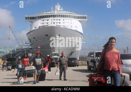 Fort Lauderdale, Florida, Stati Uniti d'America. 03 ott 2017. vittime dell uragano maria arriva a Port Everglades in Fort Lauderdale, Florida il 3 ottobre 2017 dopo essere stata evacuata da puerto rico e le Isole Vergini americane a bordo della Royal Caribbean Cruise Ship avventura dei mari. la nave partì di san juan, puerto rico il 28 settembre prima del prelevamento di sfollati e la consegna di forniture di soccorso a st. croix e st. thomas. circa 3.800 passeggeri portati alla florida incluso un numero di turisti a filamento. (Paul Hennessy/alamy) Credito: Paul Hennessy/alamy live news Foto Stock