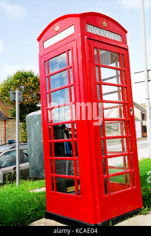 Wakeham, Dorset, Regno Unito. 3 ottobre 2017 - il vecchio telefono gpo chiosco in wakeham, isola di Portland, che è stato convertito in che cosa potrebbe essere il mondo più piccolo ufficio di informazioni turistiche di fronte con la sua rimozione, residenti bastonato insieme a comprarlo e hanno appena sigillata la trattativa con un cappotto fresco di lucido vernice rossa! Credito: stuart fretwell/alamy live news Foto Stock