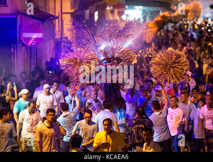 Hong Kong, Cina. 3° ott 2017. annuale di tai hang fire dragon dance accoglie con favore in questo anni festival di metà autunno.il secolo vecchio festival, ora indicato come uno di hong kong di immateriali di esperienze culturali, vede un 67-metro-long drago, contenente oltre 70.000 bastoncini di incenso portato da interpreti attraverso le strette strade. tamburini e altri artisti per intrattenere la folla mentre il drago di fuoco spaventa gli spiriti maligni. Credito: jayne russell/zuma filo/alamy live news Foto Stock