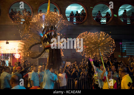 Hong Kong, Cina. 3° ott 2017. annuale di tai hang fire dragon dance accoglie con favore in questo anni festival di metà autunno.il secolo vecchio festival, ora indicato come uno di hong kong di immateriali di esperienze culturali, vede un 67-metro-long drago, contenente oltre 70.000 bastoncini di incenso portato da interpreti attraverso le strette strade. tamburini e altri artisti per intrattenere la folla mentre il drago di fuoco spaventa gli spiriti maligni. Credito: jayne russell/zuma filo/alamy live news Foto Stock