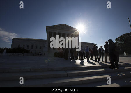 Washington, Distretto di Columbia, Stati Uniti d'America. 3° ott 2017. persone stare in linea al di fuori della Corte suprema degli Stati Uniti in attesa di ascoltare argomentazioni orali in gill v. whitford un caso circa gerrymandering in Wisconsin. Credito: Alex edelman/zuma filo/alamy live news Foto Stock