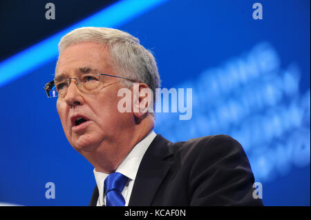 Manchester, Regno Unito. 3° ott 2017. Michael fallon, segretario di Stato per la difesa, offre il suo discorso alla conferenza, il pomeriggio del terzo giorno del congresso del partito conservatore al Manchester Central convention complex. Questa conferenza segue le elezioni generali di giugno 2017 in cui il partito conservatore perso la maggioranza parlamentare risultante in un parlamento appeso. Credito: Kevin hayes/alamy live news Foto Stock