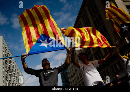 Barcellona, Spagna. 03 ott 2017. due ragazzi estelada onda o pro-indipendenza bandiere durante una manifestazione di protesta contro la polizia spagnola la brutalità di Barcellona. un sciopero generale va oltre il territorio catalano per protestare contro la brutalità da parte della polizia durante un referendum sulla regione la secessione dalla Spagna che ha lasciato vicino a nove centinaia di feriti. Credito: jordi boixareu/alamy live news Foto Stock