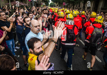 Barcellona, Spagna. 3° Ott, 2017. Passanti applaudire la presenza di vigili del fuoco in Barcellona. Centinaia di vigili del fuoco sono stati indirizzati alla sede della delegazione del governo di Barcellona per mostrare il loro rifiuto della repressione subita durante l'ultimo referendum il giorno 1-O Foto Stock