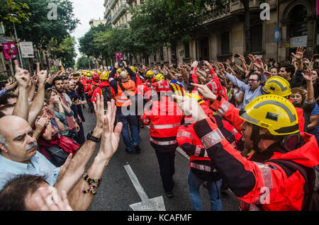 Barcellona, Spagna. 3° Ott, 2017. Passanti applaudire la presenza di vigili del fuoco in Barcellona. Centinaia di vigili del fuoco sono stati indirizzati alla sede della delegazione del governo di Barcellona per mostrare il loro rifiuto della repressione subita durante l'ultimo referendum il giorno 1-O Foto Stock