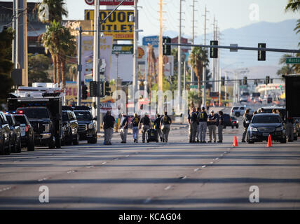 Las Vegas, Stati Uniti d'America. 3° ott 2017. gli investigatori di raccogliere da scena a Las Vegas, Stati Uniti, oct. 3, 2017. almeno 59 persone sono state uccise e 527 altri feriti dopo un pistolero aprì il fuoco domenica su un concerto a las vegas negli Stati Uniti Stato del Nevada, il più mortale riprese di massa nella moderna storia degli Stati Uniti. Credito: wang ying/xinhua/alamy live news Foto Stock