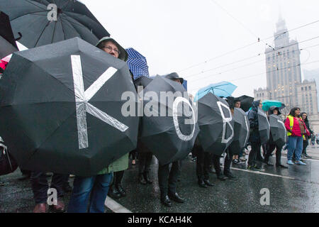 Warschau, Polonia. 03 ott 2017. su 3.10.2017 diverse migliaia di persone sono andate per le strade di Varsavia, Polonia per partecipare a una marcia di protesta organizzata da organizzazioni a sostegno dei diritti delle donne per opporsi alla politica del governo. - Nessun filo service - credit: Jan a. nicolas/dpa/alamy live news Foto Stock