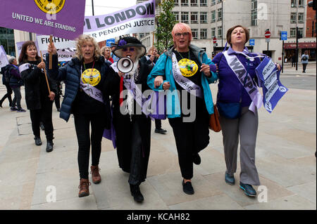 Manchester, Regno Unito. 3 Ottobre, 2017. WASPI (Donne contro la pensione statale di disuguaglianza) gli attivisti, molti in stile vittoriano costumi Suffragette, sciamare per Manchester da tutto il Regno Unito per protestare contro il terzo giorno del Partito Tory Conferenza. WASPI è 150 gruppo forte e ha 76.000 sostenitori. Pro-pace, anti-austerità, alle manifestazioni contro la guerra, comprese manifestazioni, incontri pubblici, commedia, musica e cultura, hanno luogo durante i quattro giorni del congresso del Partito Conservatore di Manchester, UK. 1° - 4° OTT 2017. Credito: Graham M. Lawrence/Alamy Live News Foto Stock