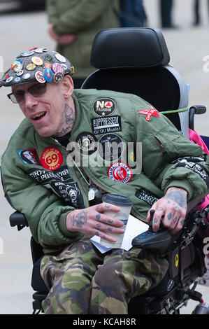 Manchester, Regno Unito. 3° Ott, 2017. Disabilitato protester Sam Brackenbury indossa una grande collezione di badge di protesta all'anti-Fracking protestare in San Pietro Sq vicino il Tory sala conferenza sul terzo giorno di Tory Conferenza. Pro-pace, anti-austerità, alle manifestazioni contro la guerra, comprese manifestazioni, incontri pubblici, commedia, musica e cultura, hanno luogo durante i quattro giorni del congresso del Partito Conservatore di Manchester, UK. 1° - 4° OTT 2017. Credito: Graham M. Lawrence/Alamy Live News Foto Stock