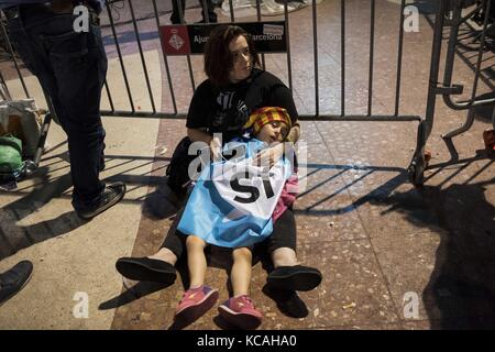 Barcelona, Barcelona, Spagna. 2 ottobre, 2017. independiente referendum del 1 ottobre in scuole e centri giovanili nel quartiere Gracia di Barcellona. Credito: nacho guadano/zuma filo/alamy live news Foto Stock