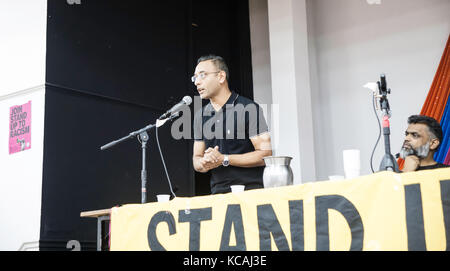 Cardiff, Regno Unito. 3° ott 2017. ex guantanamo bay detenuto moazzam begg indirizzi stand fino alla lotta contro il razzismo e il fascismo evento in Cardiff. Credito: taz rahman/alamy live news Foto Stock