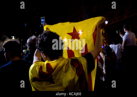 Barcellona, Spagna. 03 ott 2017. un dimostratore mostra una estelada o independentist bandiera durante una manifestazione di protesta contro la polizia spagnola la brutalità di Barcellona. sciopero generale giorno con massicce dimostrazioni su territorio catalano per protestare contro la brutalità da parte della polizia durante un referendum sulla regione la secessione dalla Spagna che ha lasciato vicino a nove centinaia di feriti. Credito: jordi boixareu/alamy live news Foto Stock