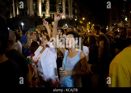 Barcellona, in Catalogna, Spagna. 3° ott 2017. Una donna grida slogan durante una manifestazione di protesta contro la polizia spagnola la brutalità di Barcellona. sciopero generale giorno con massicce dimostrazioni su territorio catalano per protestare contro la brutalità da parte della polizia durante un referendum sulla regione la secessione dalla Spagna che ha lasciato vicino a nove centinaia di feriti. Credito: jordi boixareu/zuma filo/alamy live news Foto Stock