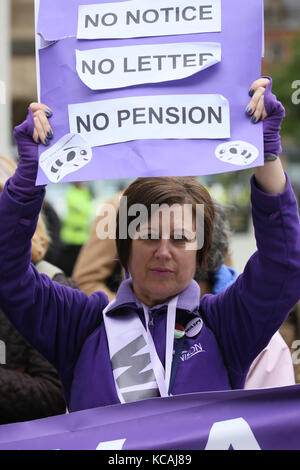 Manchester, Regno Unito. 3 Ottobre, 2017. Un diruttore da 'WASP', Donne contro la pensione statale di disuguaglianza, la campagna al di fuori del congresso del Partito conservatore, Manchester,3 Ottobre, 2017 (C)Barbara Cook/Alamy Live News Credito: Barbara Cook/Alamy Live News Foto Stock