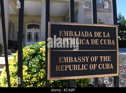 Washington, Stati Uniti d'America. 3° ott 2017. Il doorplate dell Ambasciata cubana negli Stati Uniti è visto in Washington, DC, Stati Uniti, on oct. 3, 2017. Il governo degli Stati Uniti ha annunciato martedì che ha chiesto la partenza di 15 diplomatici cubani dall'Ambasciata di Cuba a Washington in risposta alla misteriosa "attacchi" che ha portato al ritiro di alcuni ambasciata degli Stati Uniti di personale in Havana. Credito: yin bogu/xinhua/alamy live news Foto Stock